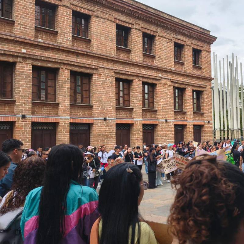Cerca de 150 contratistas del Programa de la Unidad de Atención Integral (UAI) se ubicaron afuera del edificio Vásquez, donde opera la Secretaría de Educación de Medellín. FOTO: CORTESÍA