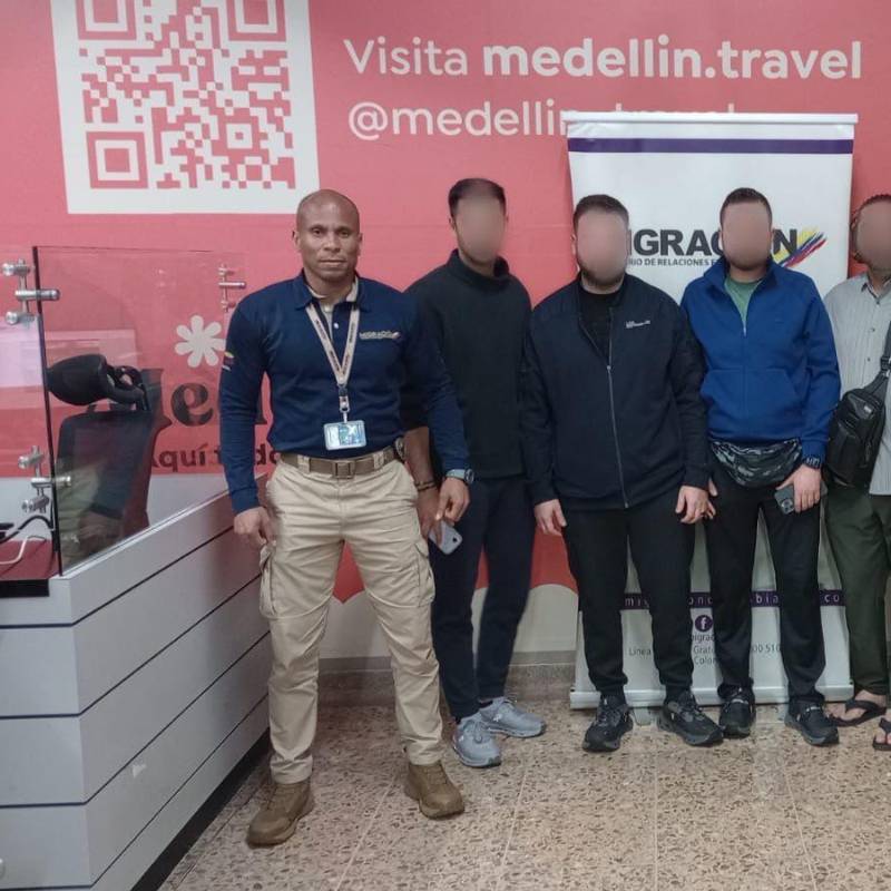 Nada más en las últimas horas fueron devueltos cinco extranjeros que fueron sorprendidos hablando de cómo iban a explotar mujeres en Medellín durante su estadía. FOTO: CORTESÍA MIGRACIÓN COLOMBIA