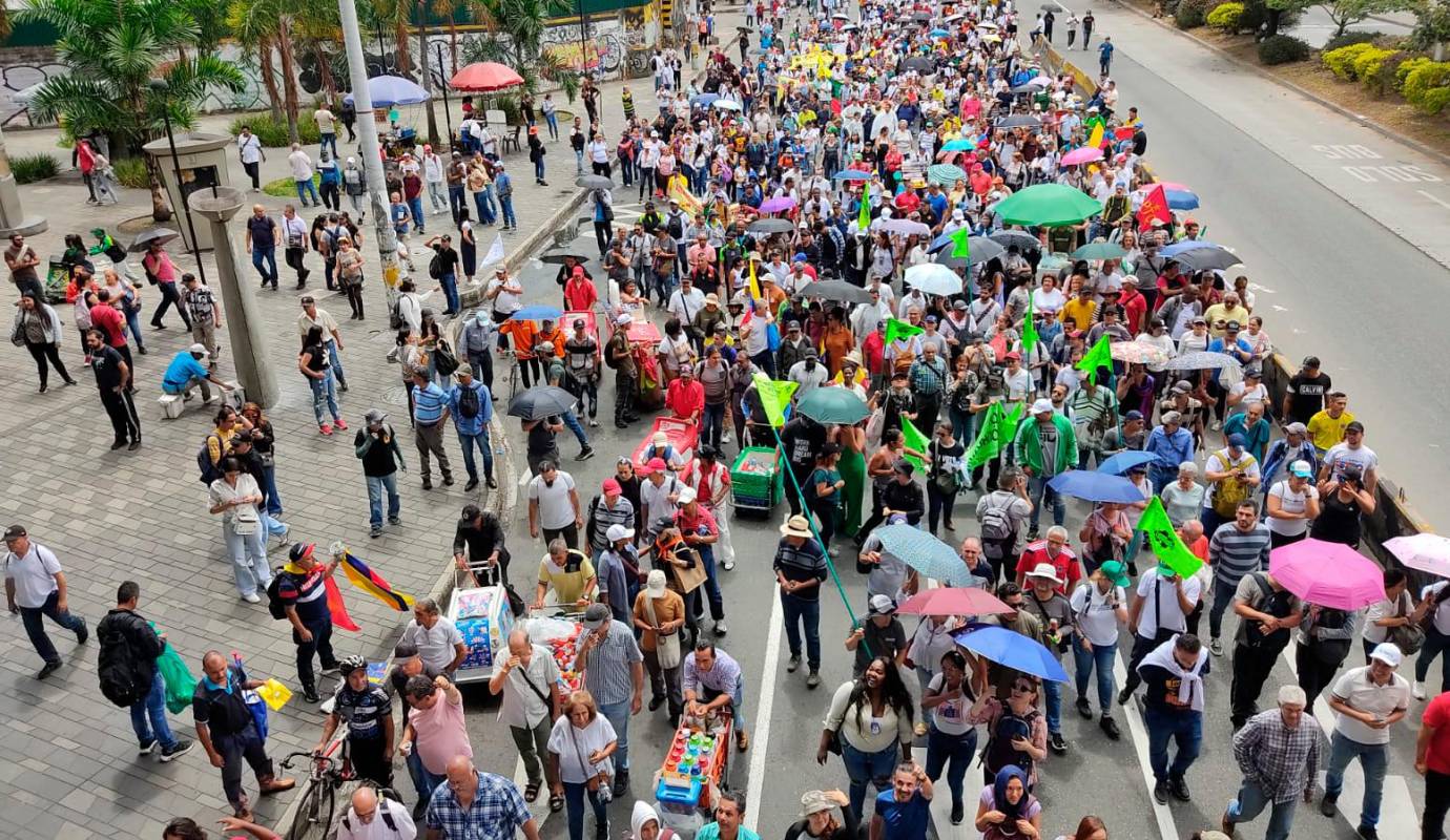 Ciudadanos con banderas, pancartas y megáfonos, se concentran en el parque de Las Luces de Medellín. Foto: Jaime Pérez