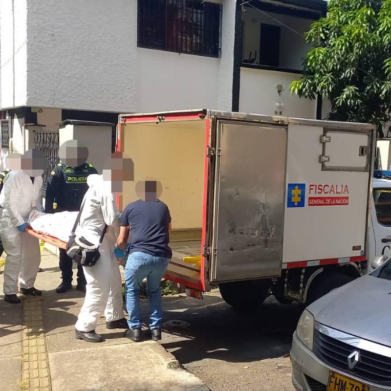 Imagen de referencia del levantamiento de un cuerpo en Medellín. Foto: Mauricio Palacio Betancur