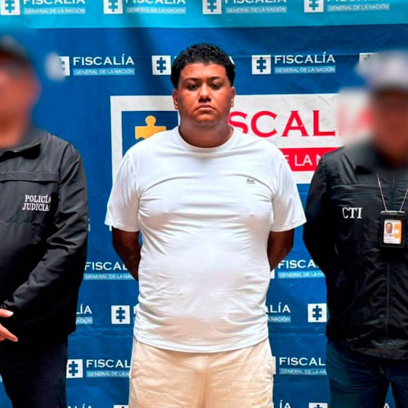 Santiago José Meneses Rivera, de 29 años, se encuentra con medida de detención domiciliaria por estos hechos ocurridos entre 2022 y 2023. Aún estaría activo dentro de la Secretaría de Movilidad de Medellín. FOTO: CORTESÍA