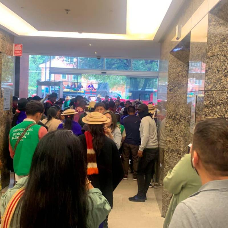 Los indígenas permanecieron durante una hora en el primer piso de la sede de la revista Semana, en Bogotá. FOTO cortesía