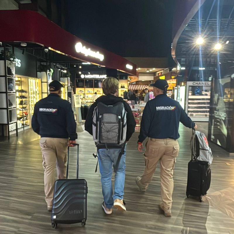 El extranjero fue devuelto a Estados Unidos, donde será procesado en un tribunal del estado de Colorado. Se le investiga por narcotráfico y homicidio. FOTO: CORTESÍA MIGRACIÓN COLOMBIA