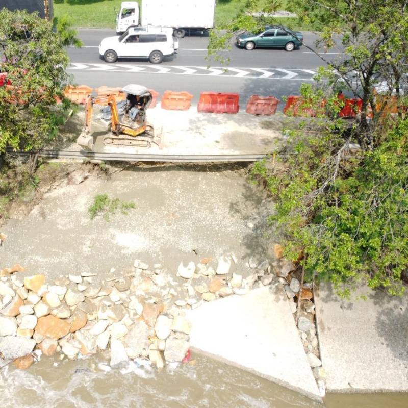 Trabajos de recuperación de la banca en la autopista por desbordamientos del río Medellín. FOTO: CORTESÍA ALCALDÍA DE MEDELLÍN