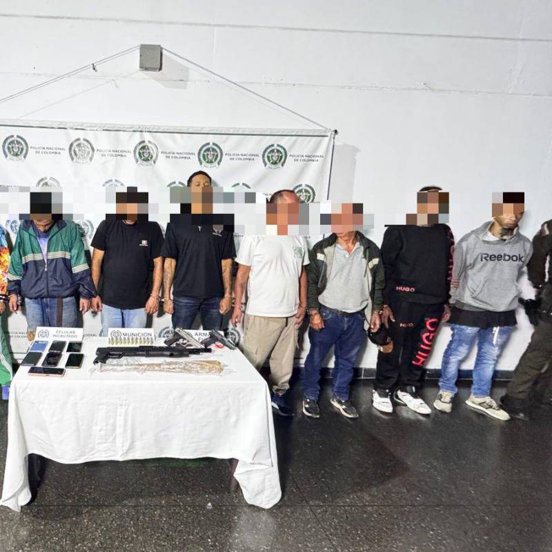 Durante la operación fue capturado alias Trenzas, identificado como el principal cabecilla de la estructura, junto a varios coordinadores de zona. FOTO: Cortesía Alcaldía de Medellín