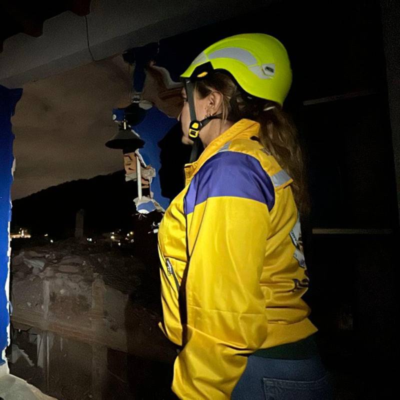 El cuerpo de Bomberos de Medellín y el equipo de la Alcaldía activaron un protocolo de emergencia que incluyó la evacuación preventiva de siete familias. FOTO CORTESÍA