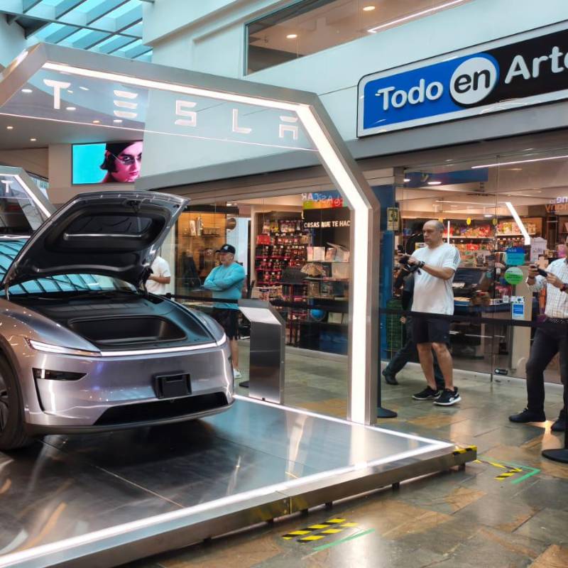 El automóvil seguirá contando con conectividad estándar sin costo durante el periodo establecido por Tesla, pero quienes quieran mantener servicios como tráfico en tiempo real, visualización remota de cámaras, streaming, navegación avanzada y otras funciones conectadas mediante red móvil tendrán que sumar $69.900 mensuales a los costos de propiedad. FOTO: El Colombiano.