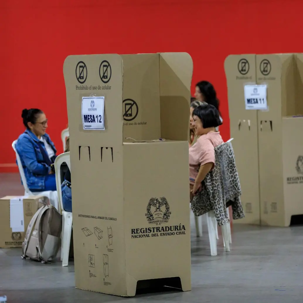 Mesas de votación vacías, un reflejo de un panorama marcado por la indecisión del electorado de cara a 2026. FOTO: JUAN ANTONIO SÁNCHEZ