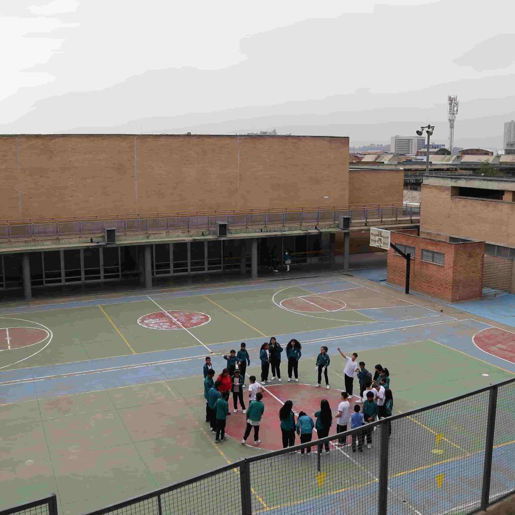La cancha de un colegio en la que los niños juegan. FOTO: COLPRESA