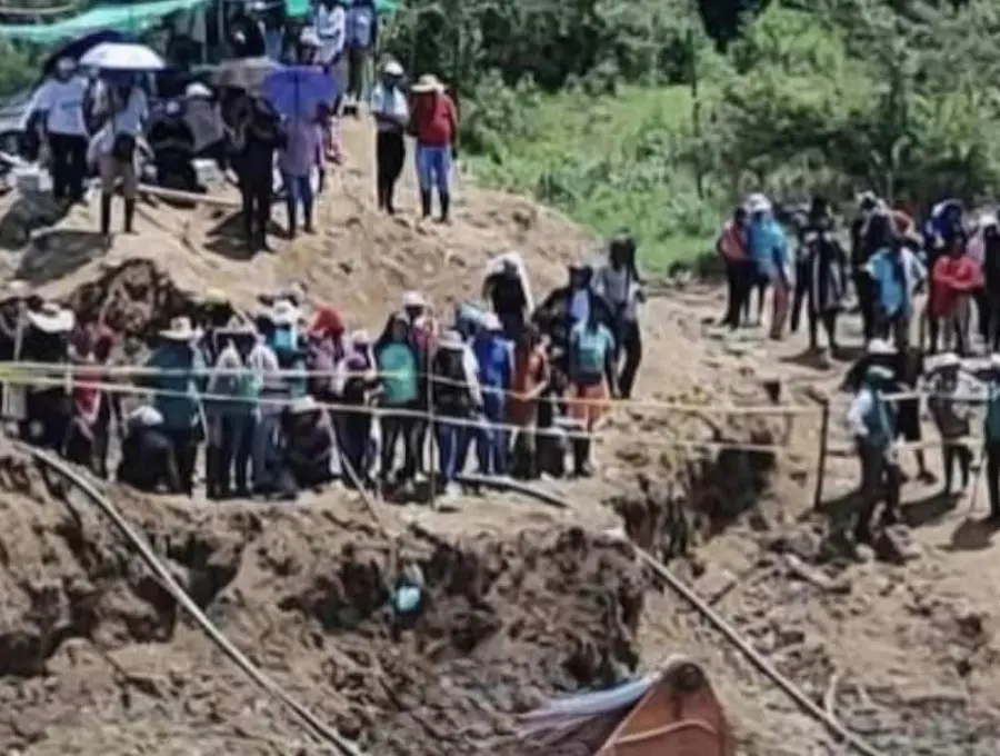 <span class="mln_uppercase_mln">Habitantes</span><b><span class="mln_uppercase_mln"> de la zona se acercaron tras el fuerte estruendo después del deslizamiento en la mina. FOTO Cortesía Campi Noticias. </span></b>