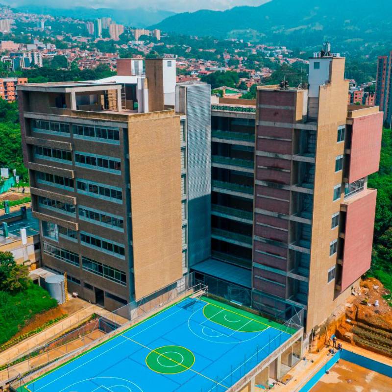 La sede tiene un área construida de casi 14.000 metros cuadrados y cuenta con 65 aulas, tres laboratorios, zonas de estudio, cuatro salones de sistemas, tres ascensores panorámicos y 74 unidades sanitarias, entre otras comodidades. FOTO: TdeA 