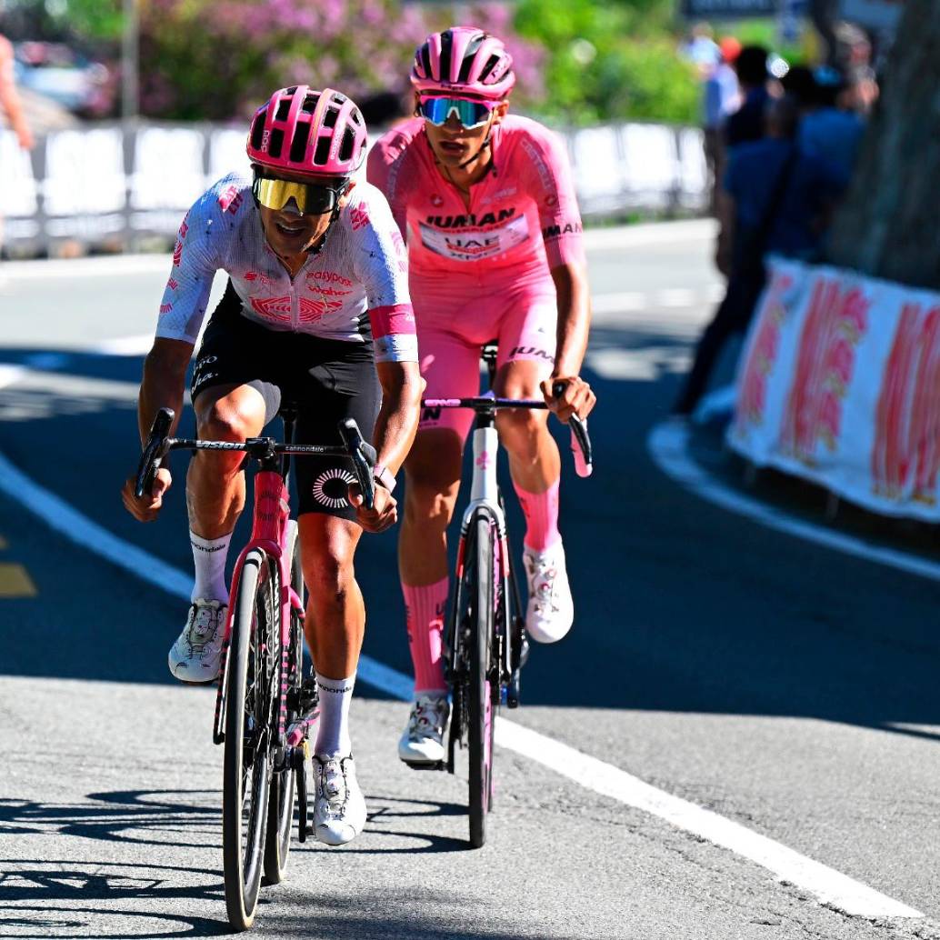 El veterano ciclista ecuatoriano Richard Carapaz no se puso de acuerdo con el joven mexicano Isaac Del Toro y permitieron que Simon Yates se vistiera de líder. FOTO GETTY 