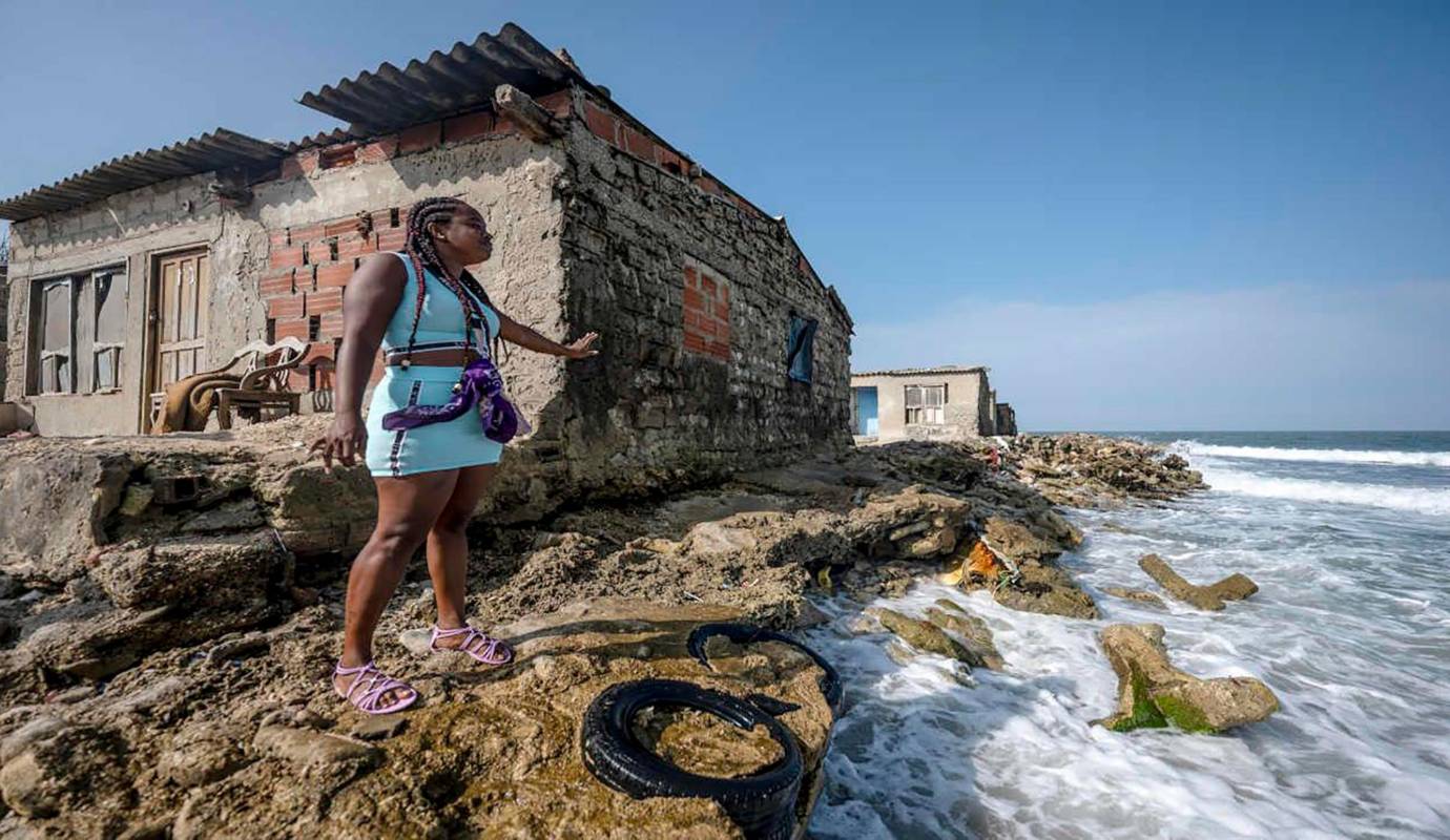 “El mar ha arrasado 250 viviendas de la comunidad, el puesto de salud, muelles, se llevó varios salones comunitarios, infraestructura eléctrica y el cementerio”, contó preocupada la dirigente comunitaria Mirla Aaron. Foto: AFP