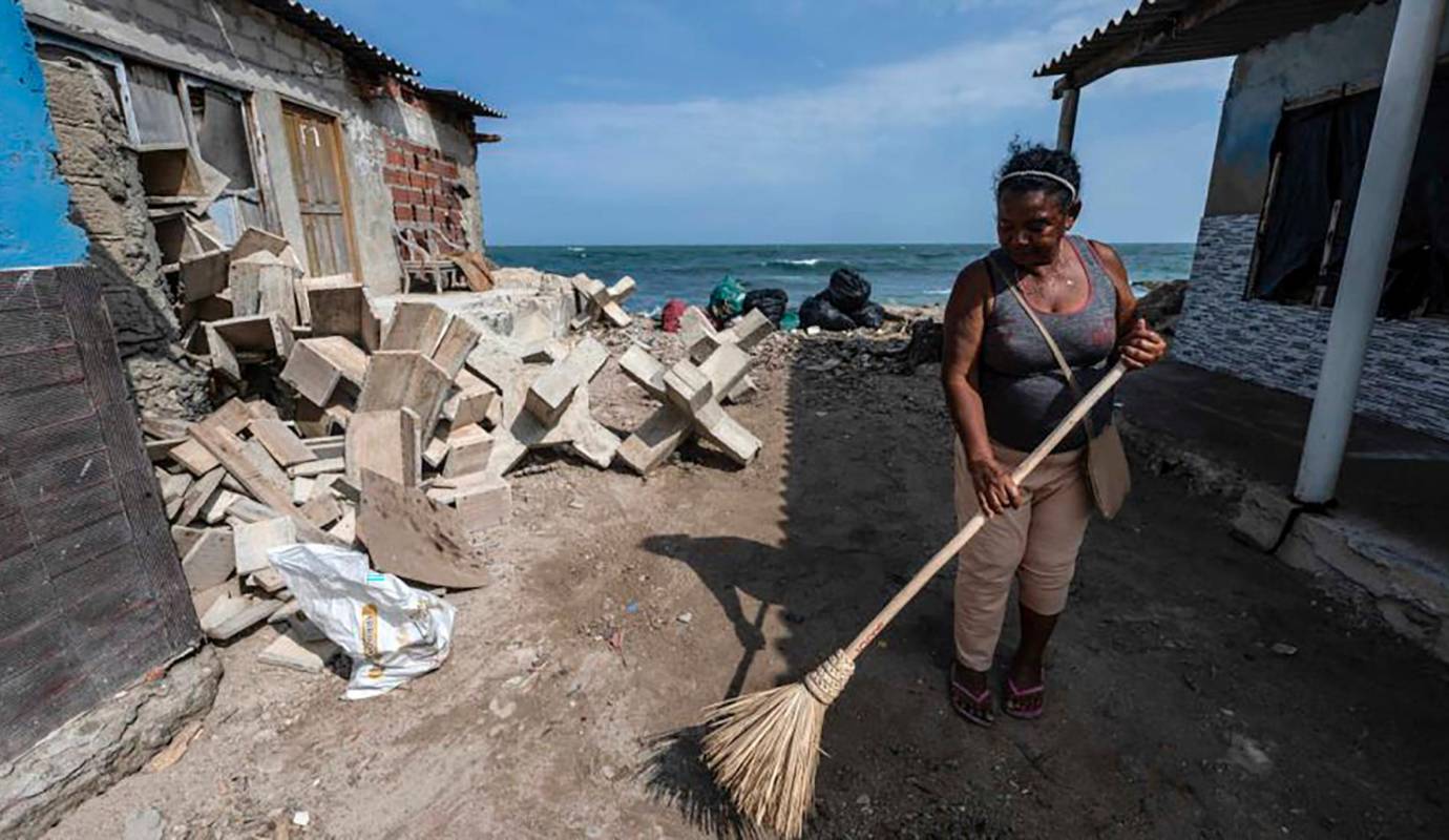 El hundimiento del suelo debido a las cavidades subterráneas ha provocado daños estructurales en viviendas de Tierra Bomba. Foto: AFP