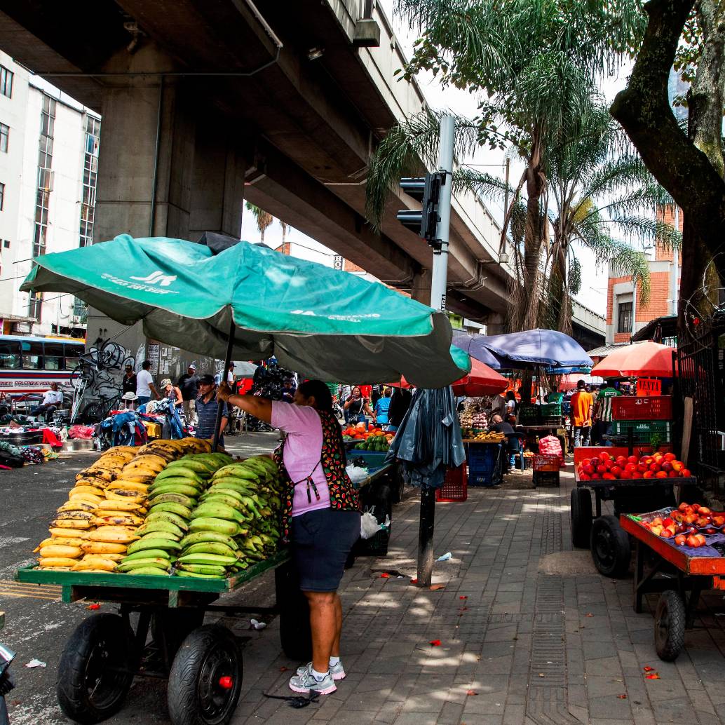 Los venteros informales de toda clase de productos hacen prácticamente intransitable los bajos de la carrera 51 (Bolívar). FOTO <b><span class="mln_uppercase_mln">JULIO CÉSAR HERRERA</span></b>