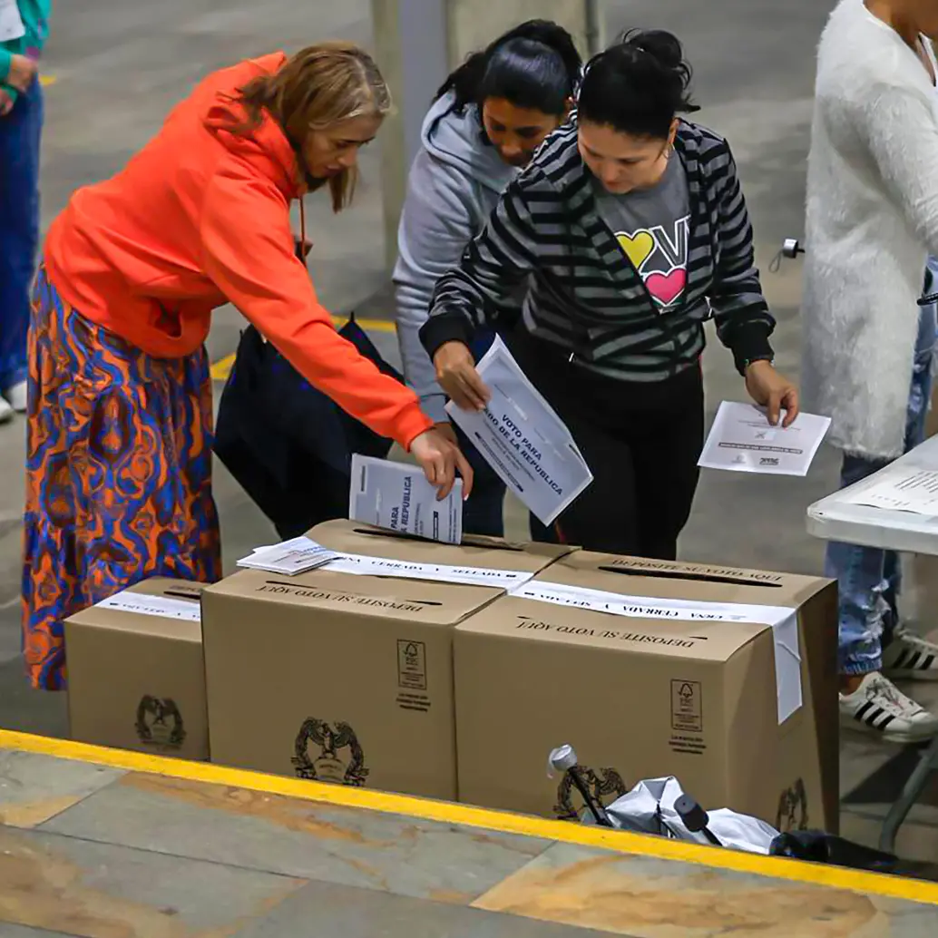 Los colombianos se acercan a las urnas en una jornada que durará de 8 am a 4 pm. Foto: Camilo Suárez
