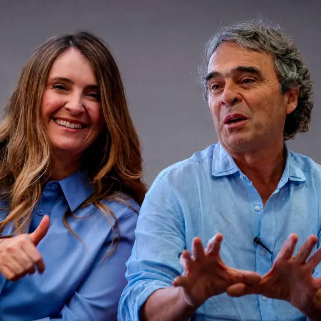 Paloma Valencia y Sergio Fajardo se están tomando un café en Barranquilla. Fotos: Juan Antonio Sánchez y Colprensa