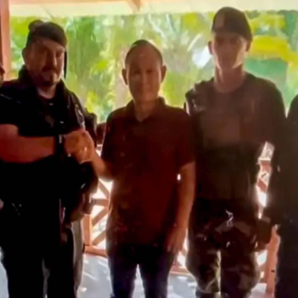 Jixing Zhang se habría presentado en Colombia como un empresario interesado en invertir recursos en proyectos agrícolas y productivos, sin embargo, documentos y chats encontrados en los dispositivos de alias Calarcá lo señalan como un presunto responsable del armamento del grupo guerrillero. Foto: Captura de video Noticias Caracol