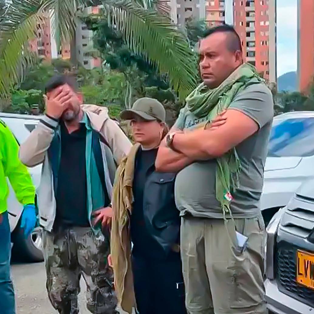 El 23 de julio de 2024, en instalaciones militares de Bello, fueron reseñados alias Calarcá y alias Erika, su pareja, tras ser capturados junto a cinco disidentes más en una caravana con vehículos de protección de la UNP en Anorí, Antioquia. FOTO <b>Captura de video</b>