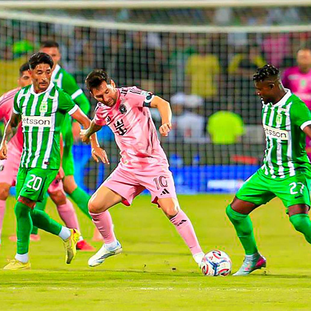 Al momento de su salida, el estadio volvió a rendirse a sus pies. Los asistentes corearon su nombre mientras el argentino, en gesto de agradecimiento, aplaudió y recorrió el centro del campo saludando a quienes llegaron para verlo. Foto: Camilo Suárez
