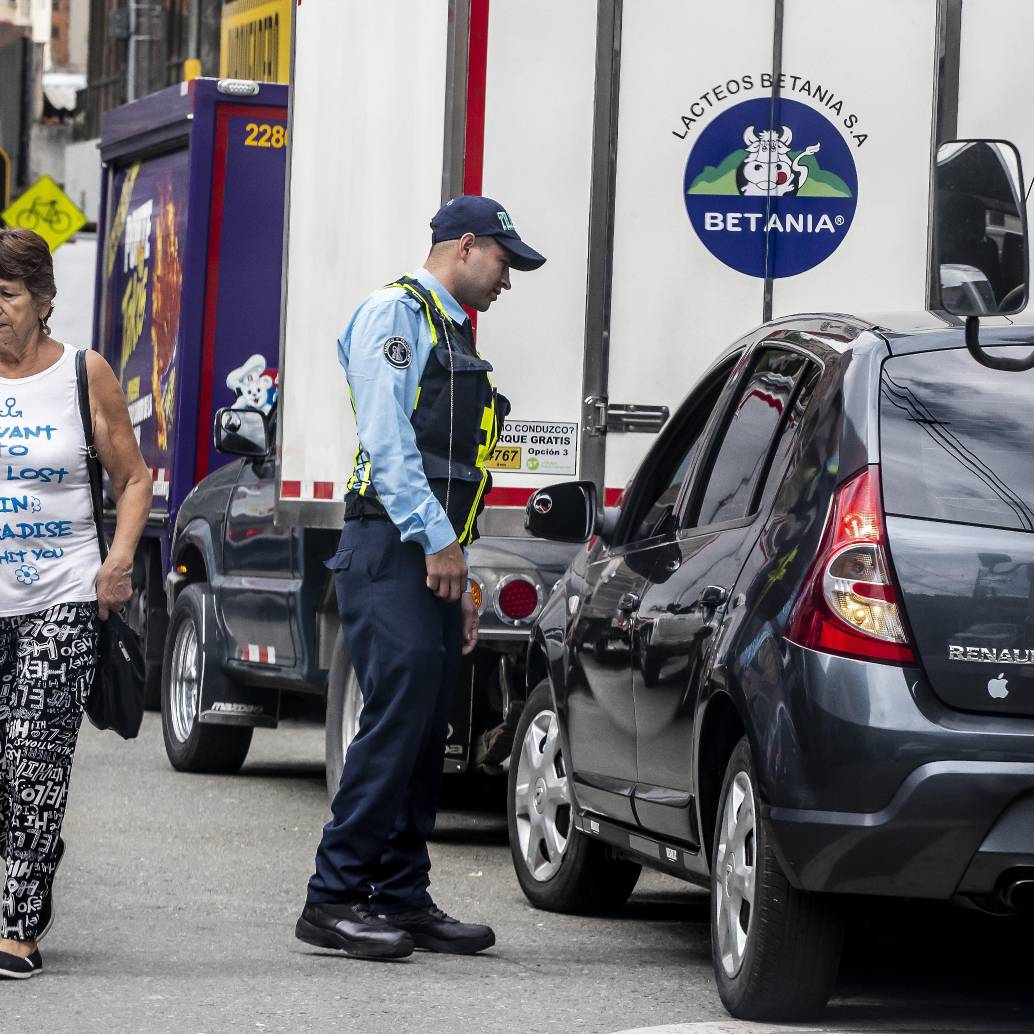 Agente de tránsito de Itagüí durante un control vial. FOTO: Archivo EL COLOMBIANO, Jaime Pérez Munévar