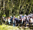 En algunas rutas, se ven grupos de más de 20 personas haciendo una misma ruta, lo que termina desbordando los senderos delimitados y deteriorando la cobertura vegetal. Foto: captura del video de la Alcaldía de Sabaneta.