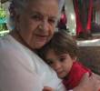 Esta es la imagen compartida por Juanes en la que su hijo Dante aparece abrazando a su abuela Alicia Vásquez. FOTO Instagram @juanes