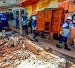 Con apoyo de los funcionarios de la Alcaldía de Medellín, las familias desalojadas sacan sus pertenencias y las llevan en camiones a bodegas o a las casas donde se van a albergar. FOTO<b><span class=mln_uppercase_mln> JULIO CÉSAR HERRERA</span></b>