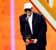 Bad Bunny recibió el primer premio de la noche de los Latin Grammy en la gala televisada. FOTO Getty