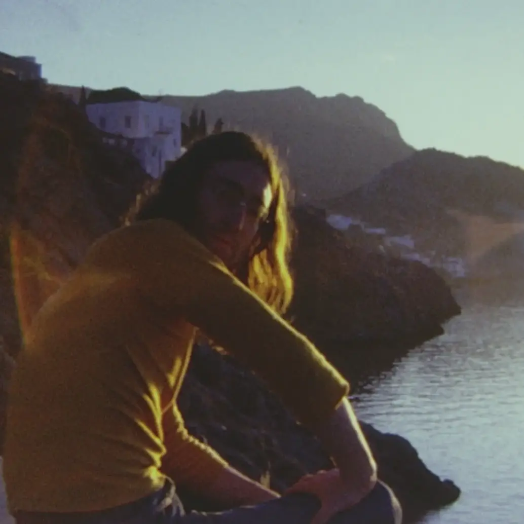 El nuevo video de <i>Love</i>, de John Lennon, fue construido con metraje inédito filmado en Super 8 por la propia pareja durante el verano de 1969 en Inglaterra y Grecia. FOTO captura de video