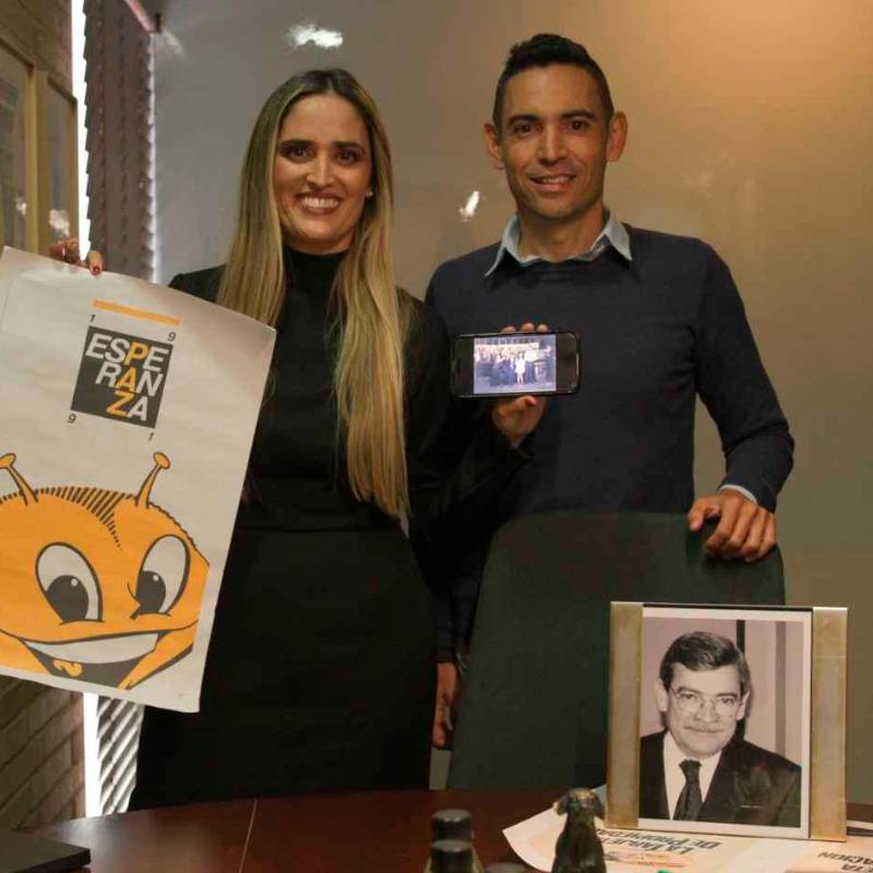 Los hermanos Lina y Martín Gómez recuerdan el espíritu que inspiró la imagen en el espacio donde compartieron la historia familiar detrás de la icónica mascota de Conavi. FOTO El Colombiano