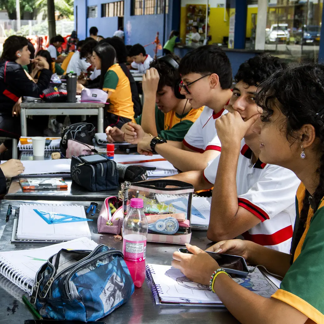 Niños y adolescentes usan herramientas digitales para estudiar en casa y el colegio, un escenario que exige acompañamiento y seguridad en el uso de la IA. FOTO Julio César Herrera