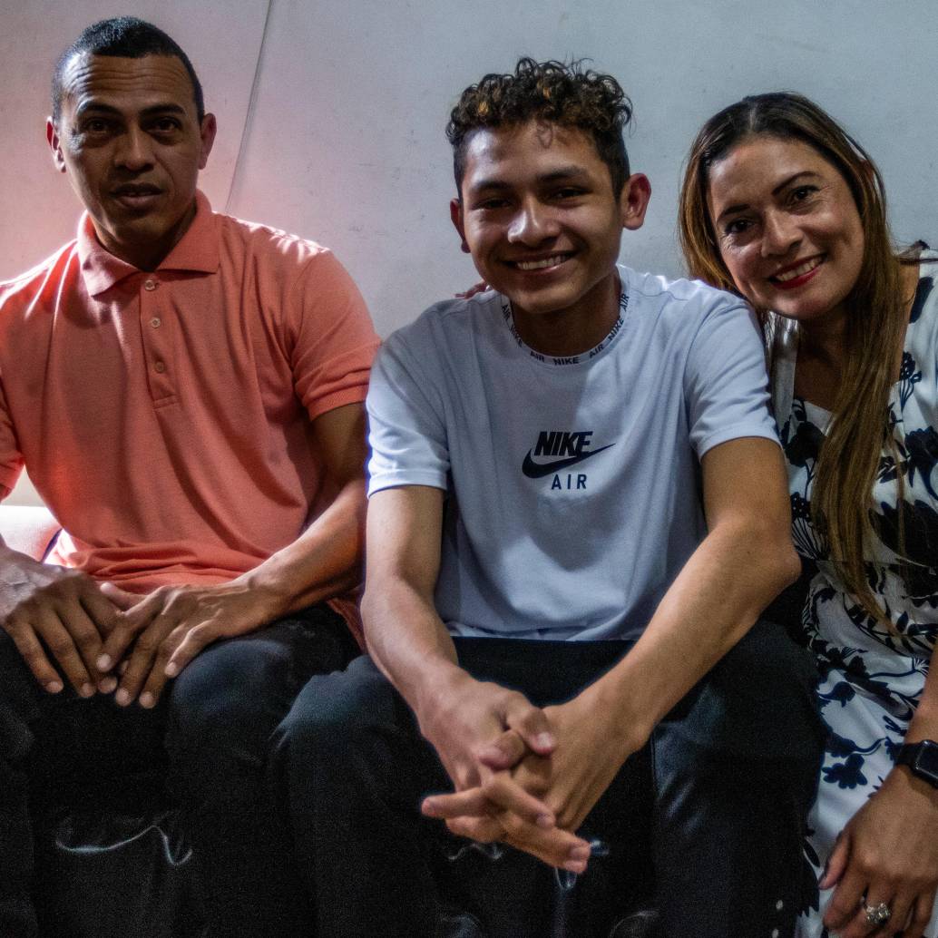 Elkin Manuel Reyes y Caty Nisperuza son los padres de Matías. La vida les cambió abruptamente a todos cuando Matías fue diagnosticado con púrpura fulminante, una infección severa en la sangre que le causó una alteración en la coagulación. La enfermedad avanzó con rapidez y obligó a los médicos a amputarle la pierna izquierda desde la rodilla. FOTO<b><span class="mln_uppercase_mln"> Julio césar Herrera</span></b>