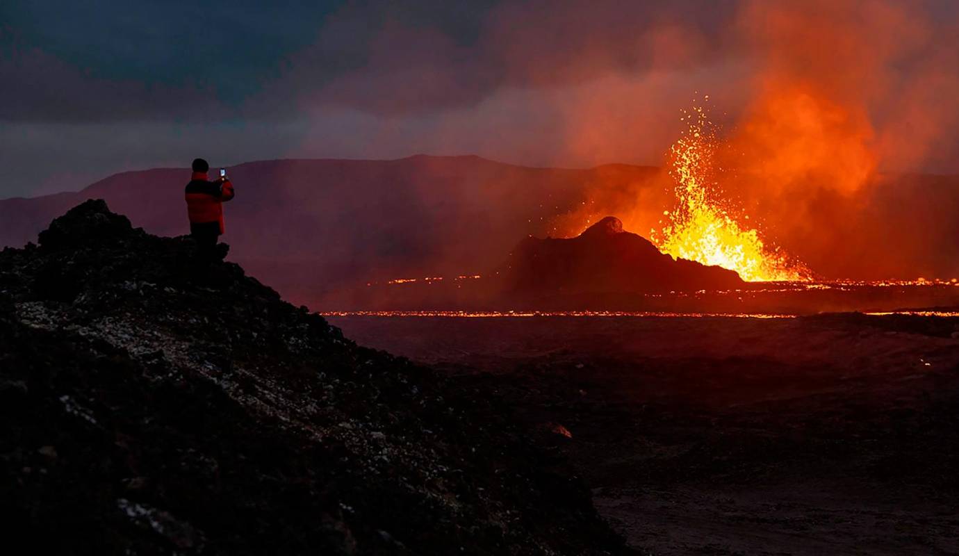 Las autoridades le piden a los residentes mantenerse alejados del área debido a los riesgos de gases tóxicos, caída de rocas y flujos de lava. Foto: GETTY