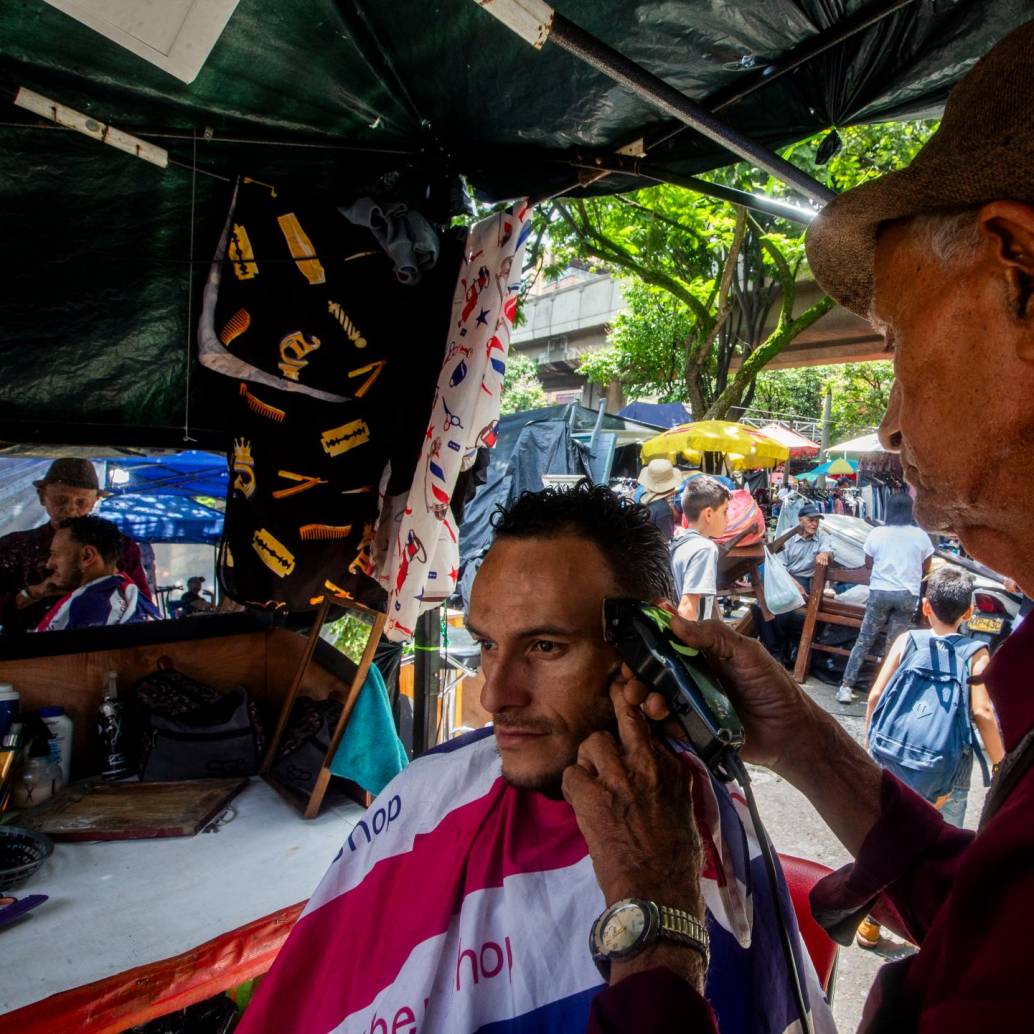 José Darío Zapata, el barbero más económico de Medellín, es mucho más que un simple proveedor de servicios de barbería. Es un símbolo de resiliencia, generosidad y comunidad. A través de su trabajo, no solo ha encontrado una nueva vocación, sino que también ha creado un espacio de solidaridad y apoyo para muchos de sus clientes y la comunidad en general. Foto: Julio César Herrera