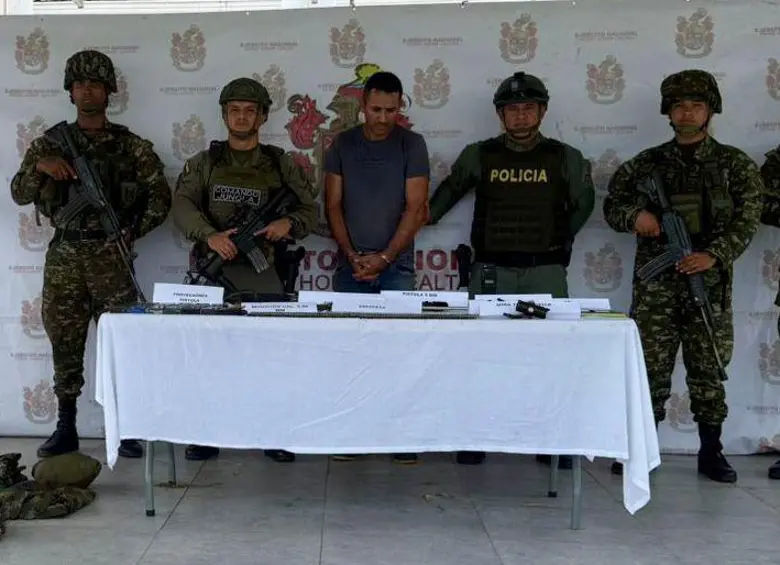 En la mitad, con camiseta gris, alias El Paisa. FOTO: CORTESÍA
