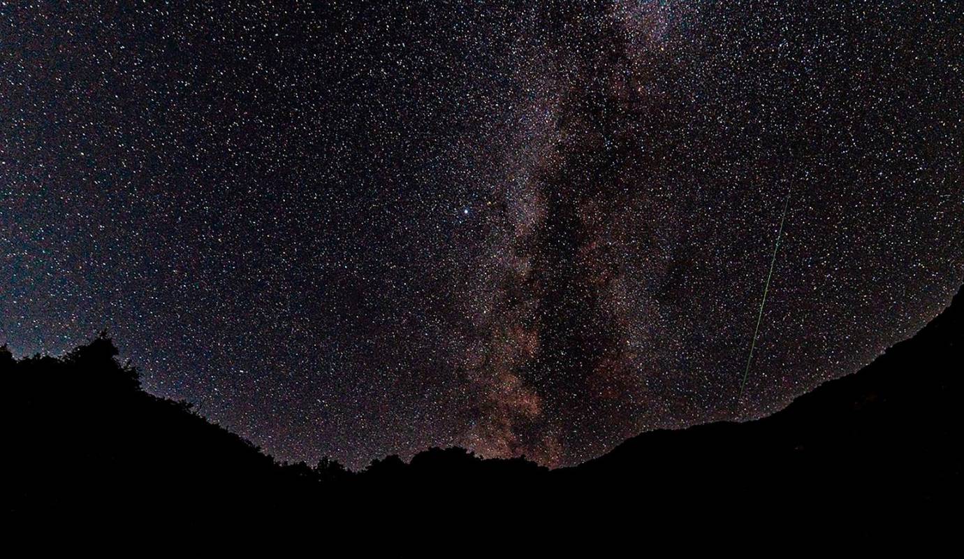 Este evento es visible en casi todo el mundo, y su belleza ha fascinado a observadores de estrellas durante siglos. Las Perseidas nos recuerdan la grandiosidad y el misterio del universo, invitándonos a mirar hacia arriba y soñar con lo que yace más allá. Foto: GETTY