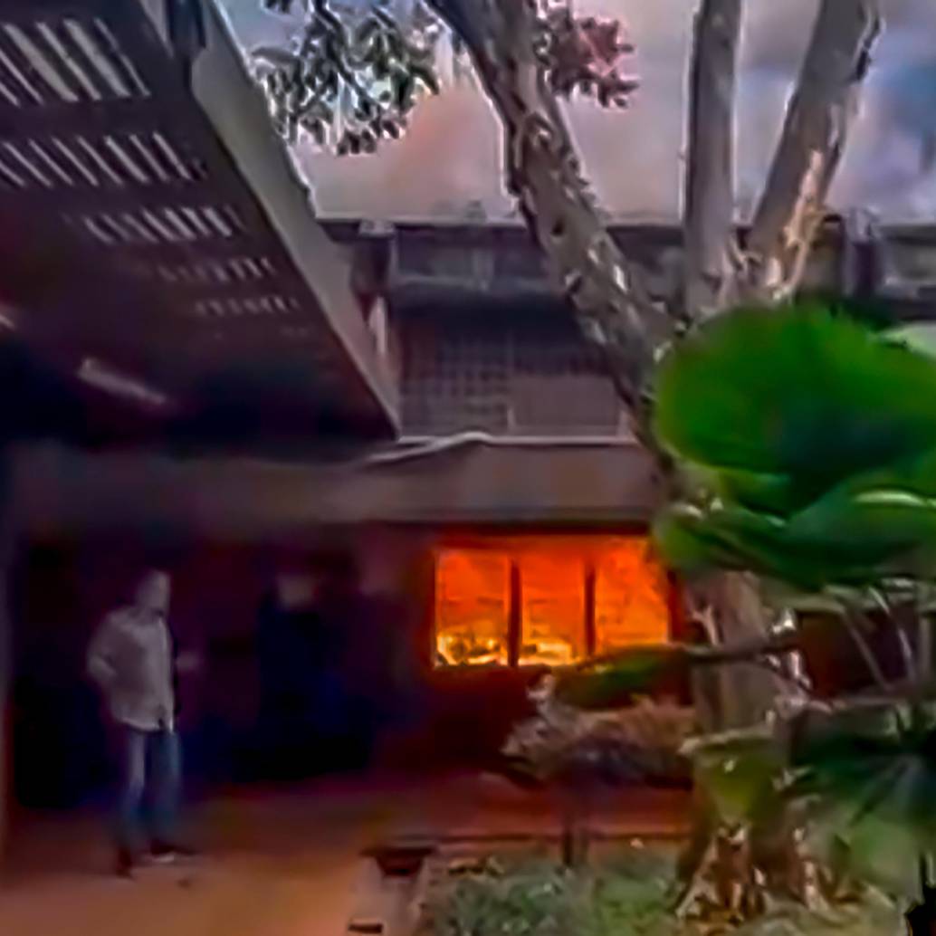 Así se veía la oficina del Politécnico Jaime Isaza Cadavid luego de que fuera incendiada en la mañana de este martes. FOTO: Captura de video