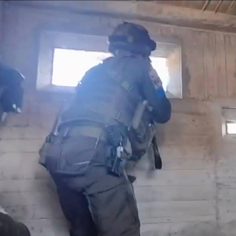 Los ataques se registraron en siete estaciones de policía del Cauca. Este es el momento de respuesta de un grupo de policías. FOTO CAPTURA DE PANTALLA 