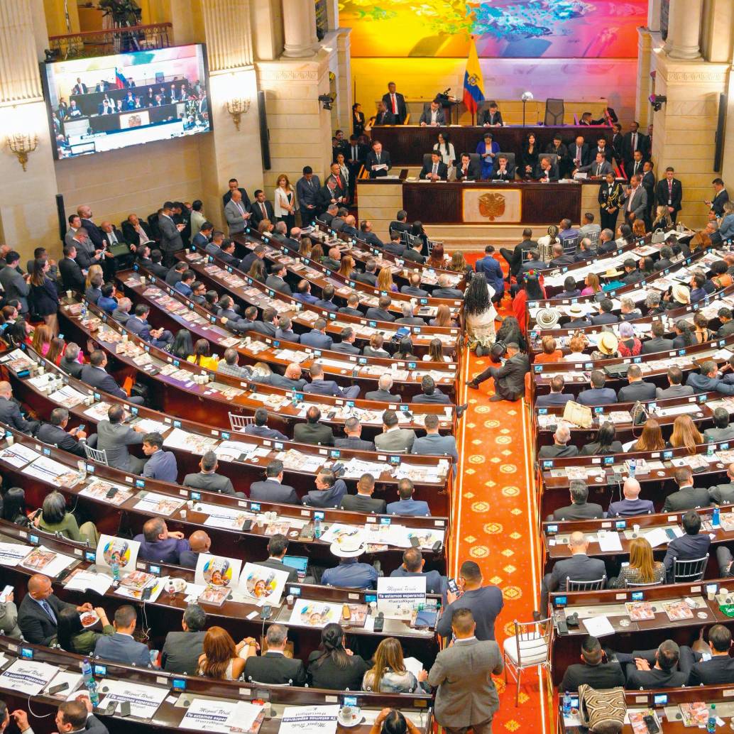 La bancada antioqueña del periodo 2026-2030 tendrá el desafío de volver a poner a Antioquia en el mapa de inversiones estratégicas del Gobierno. La segunda pista del José María Córdova, la crisis de las EPS intervenidas (como Savia Salud) y los baches de las vías 4G son algunos temas prioritarios en la región. <b><span class="mln_uppercase_mln"> </span></b>FOTO<b><span class="mln_uppercase_mln"> PRESIDENCIA Y JUAN ANTONIO SÁNCHEZ</span></b>