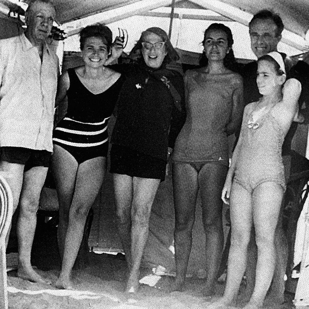 Jorge Luis Borges, M.E. Vázquez, S. Ocampo, C. Boldarin, Adolfo Bioy y Marta Bioy, el 21 de febrero de 1964, mientras disfrutaban de un rato de descanso en la playa. FOTO: Cortesía archivo particular 