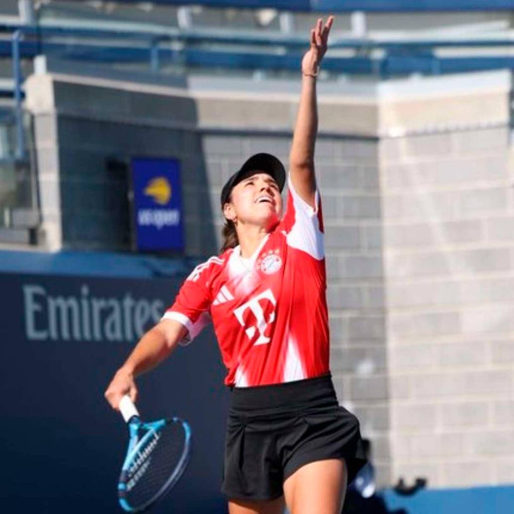 Camila Osorio llegó a entrenar en el US Open luciendo la camiseta del Bayern Múnich en homenaje a Luis Díaz, ella es una apasionada por el fútbol, su abuelo y su hermano jugaron.FOTO TOMADA X @FCBayernES