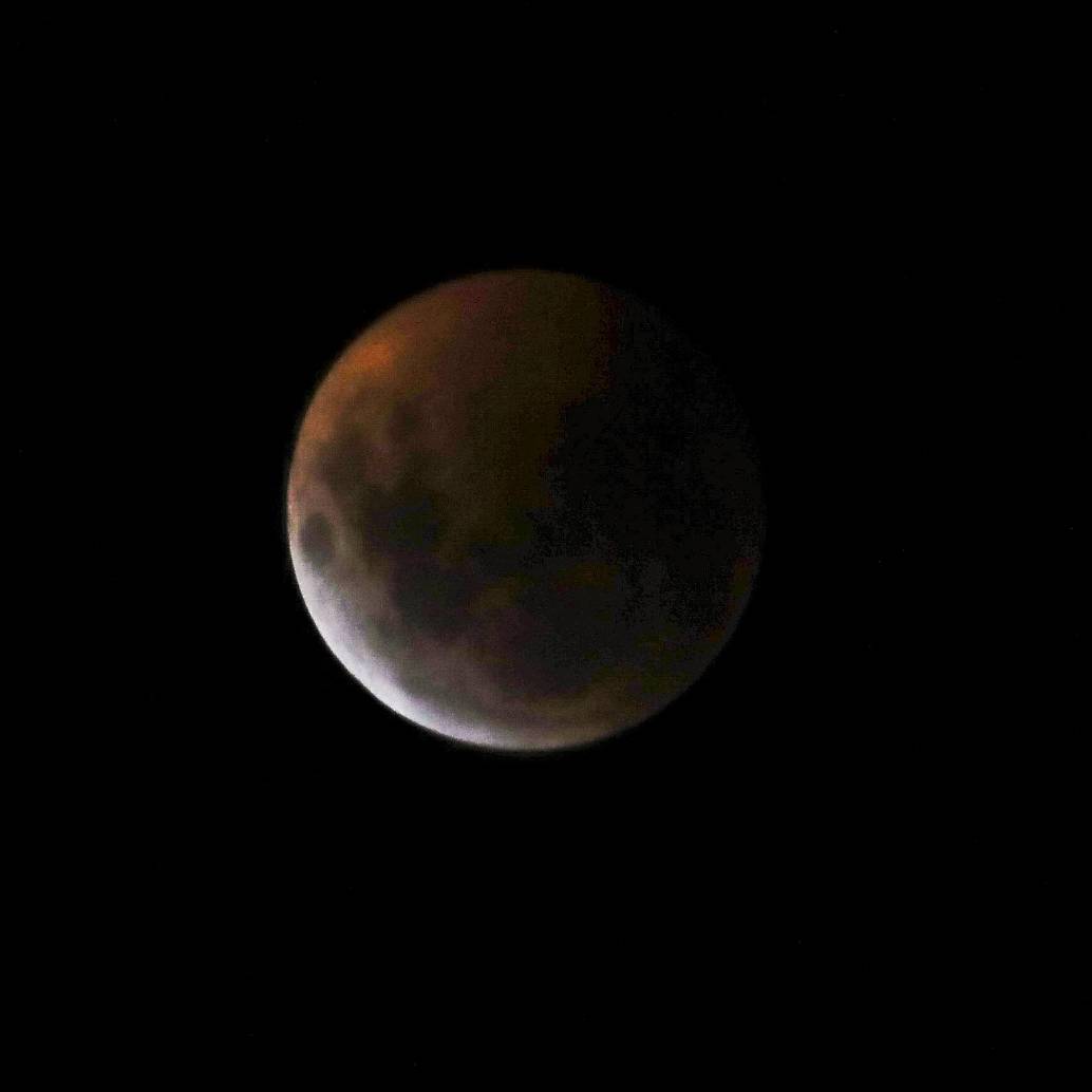 Durante los eclipses lunares, la atmósfera terrestre filtra la luz solar y tiñe la Luna de tonos rojizos visibles incluso a simple vista. FOTO Robinson Sáenz Vargas