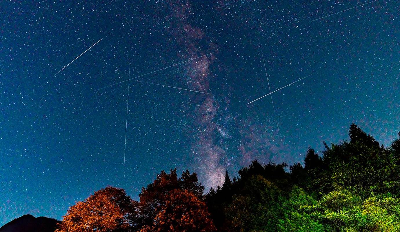 Cada año, en las noches de agosto, el cielo se convierte en un espectáculo asombroso con la llegada de las Perseidas. Esta lluvia de meteoros, conocida por sus brillantes y veloces estrellas fugaces, alcanza su punto máximo, ofreciendo un show celestial que fascina a observadores en todo el mundo. Foto: GETTY