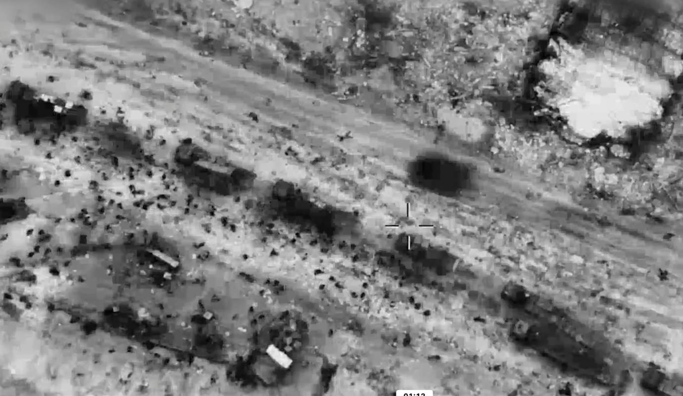 Una captura de pantalla capturada de un video muestra a las fuerzas israelíes atacando a los palestinos, rodeando camiones de ayuda humanitaria, mientras los soldados israelíes los reciben como una amenaza y abren fuego contra la multitud en la ciudad de Gaza. Fotos Getty