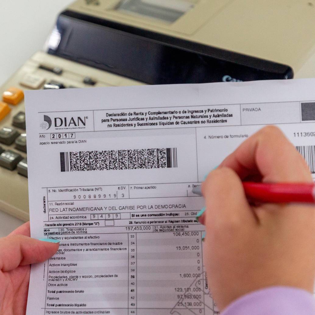 Los trabajadores pueden reducir su retención en la fuente si presentan antes del 15 de abril los certificados de deducciones como dependientes, vivienda y salud. FOTO Camilo Suárez