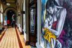 El 70% que actualmente visitan el palacio son extranjeros que aprovechan que pueden tener contacto directo con los artistas para comprar sus obras ya sea en euros, dólares, u otras formas de canje. Foto: Julio César Herrera