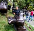 José Hernán González es un pintor y escultor antioqueño que le donó a su barrio seis réplicas de obras de Fernando Botero. Foto: Julio Herrera.