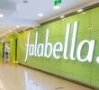 Uniformados del grupo antiexplosivos de la Policía inspeccionaron las tiendas de Falabella en Bogotá tras el hallazgo de petardos de bajo alcance. FOTO: cortesía Falabella.