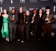 El elenco de Adolescencia y los cuatro galardones de los Critics Choice que consiguieron este domingo. FOTO Getty